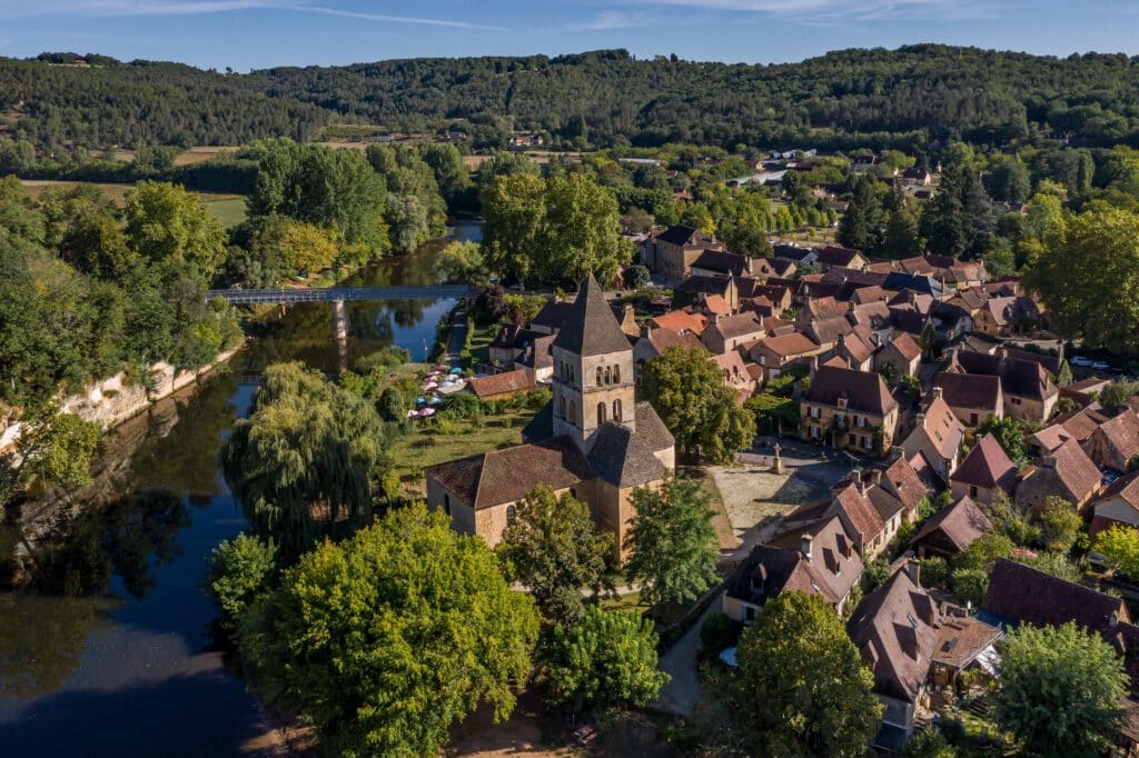 Vue aérienne de Saint Léon sur Vezere, plus beaux villages de France en Dordogne
