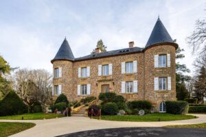 Vue plongeante du Château de Maraval, hôtel 4 étoiles Dordogne