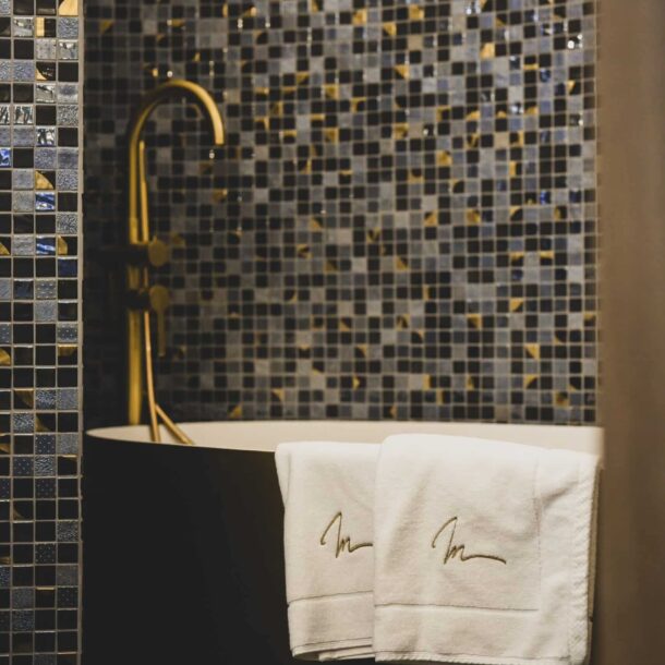 baignoire dans salle de bain d'une chambre du Château de Maraval