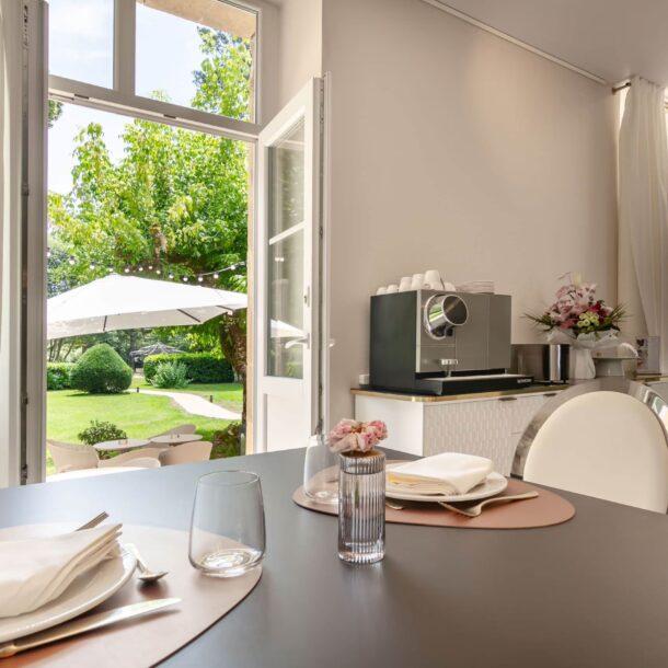 table devant fenêtre ouverte dans salle de convialité du Château de Maraval hôtel 4 étoiles