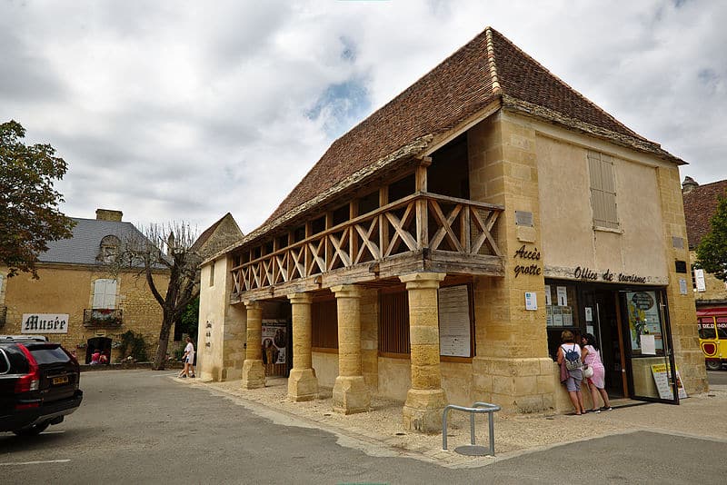 Office de tourisme de Domme et entrée de la grotte de Domme