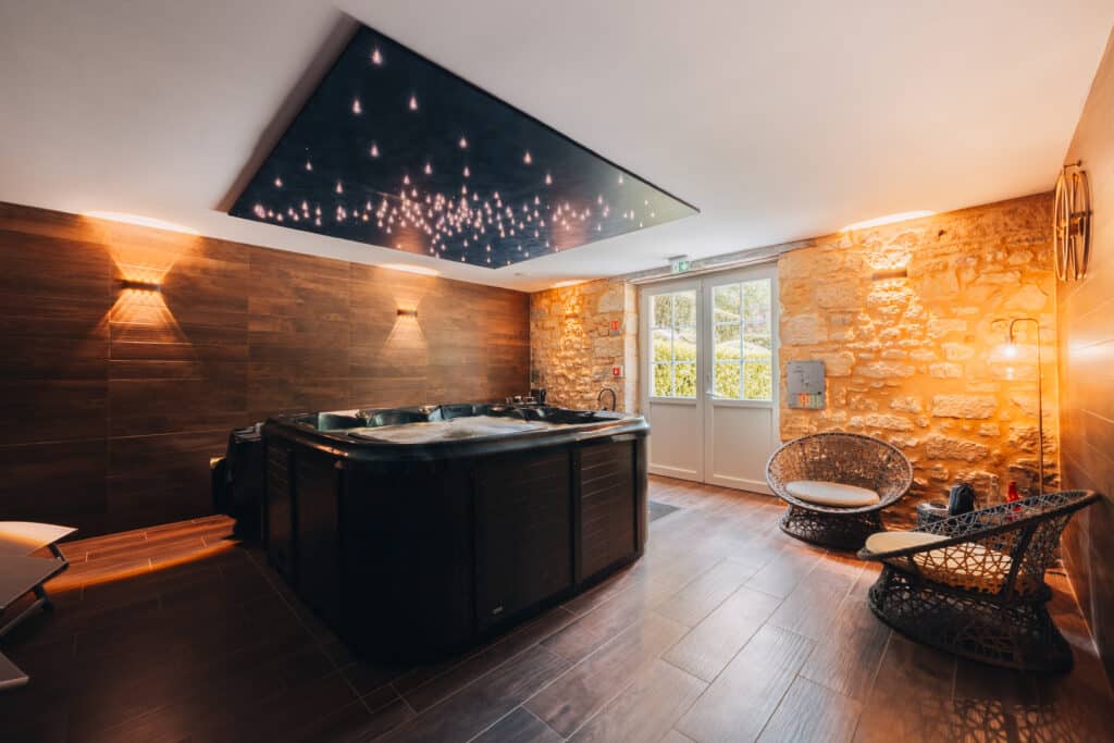 Salle principale avec jacuzzi de l'hôtel spa en Dordogne Chateau de Maraval