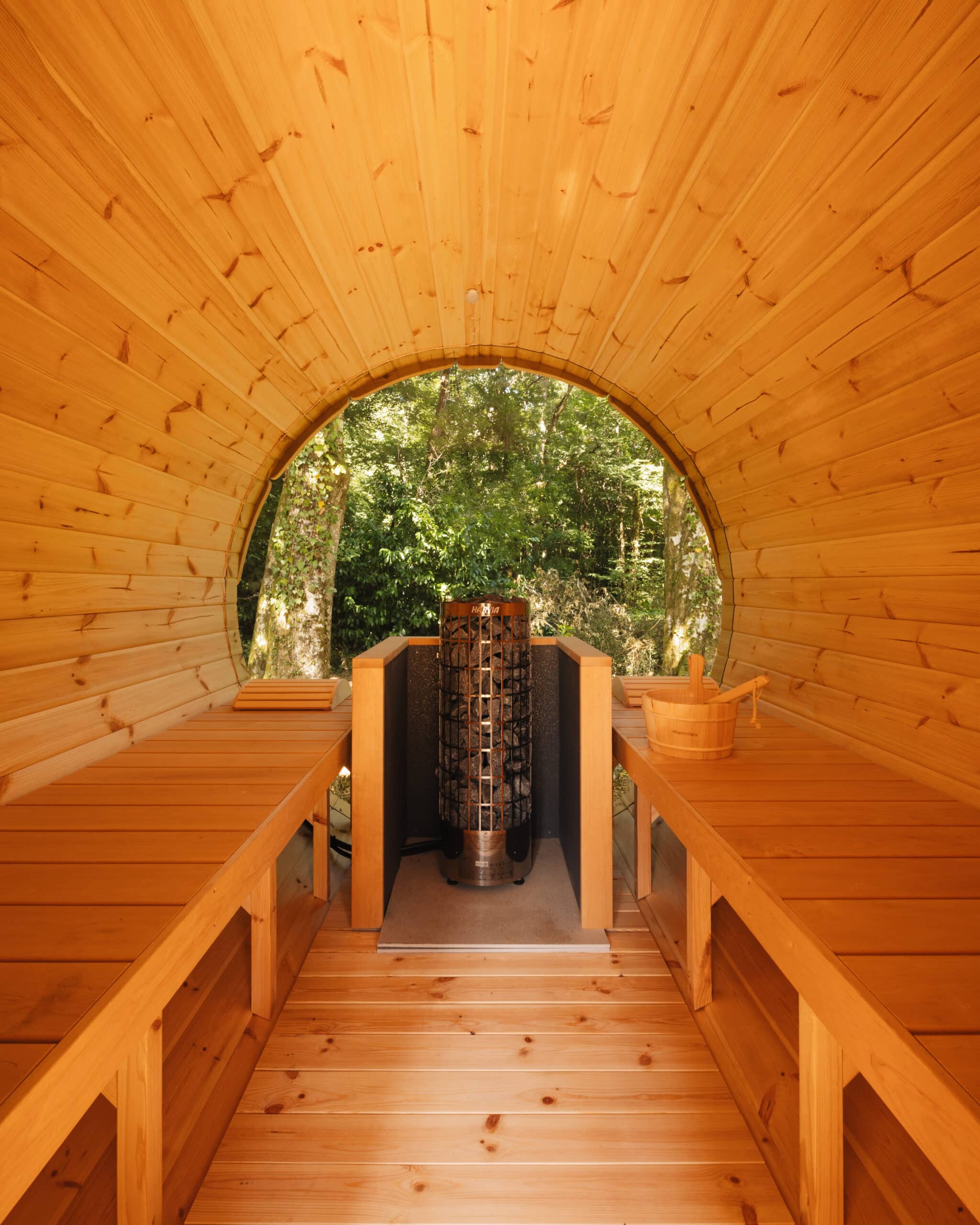 Intérieur Spa rond en bois du Chateau de Maraval
