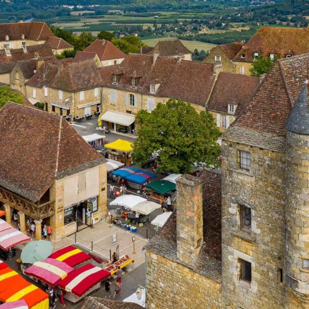 Vue aérienne du marché de Domme