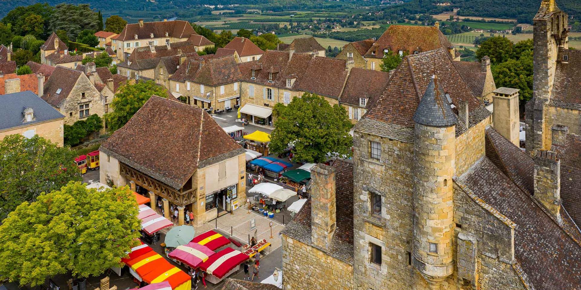 Vue aérienne du marché de Domme