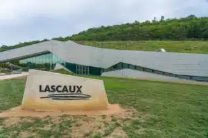 Façade de la grotte de Lascaux 4
