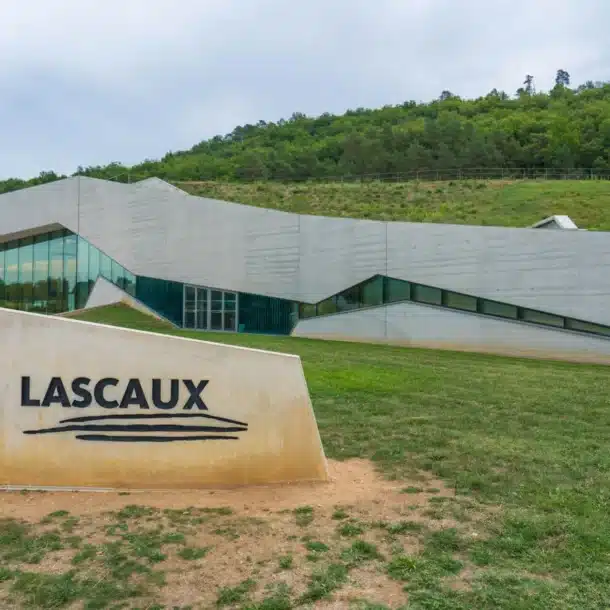 Façade de la grotte de Lascaux 4