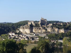 Le château de Beynac dominant le village de Beynac-et-Cazenac et la vallée de la Dordogne
