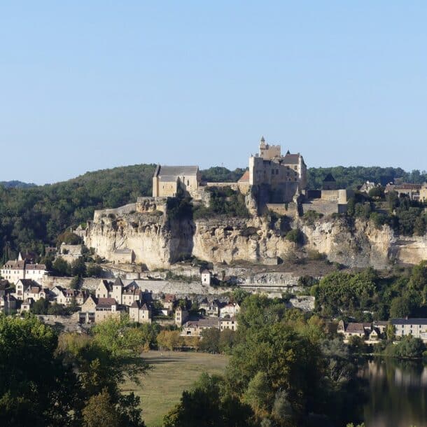 Le château de Beynac dominant le village de Beynac-et-Cazenac et la vallée de la Dordogne