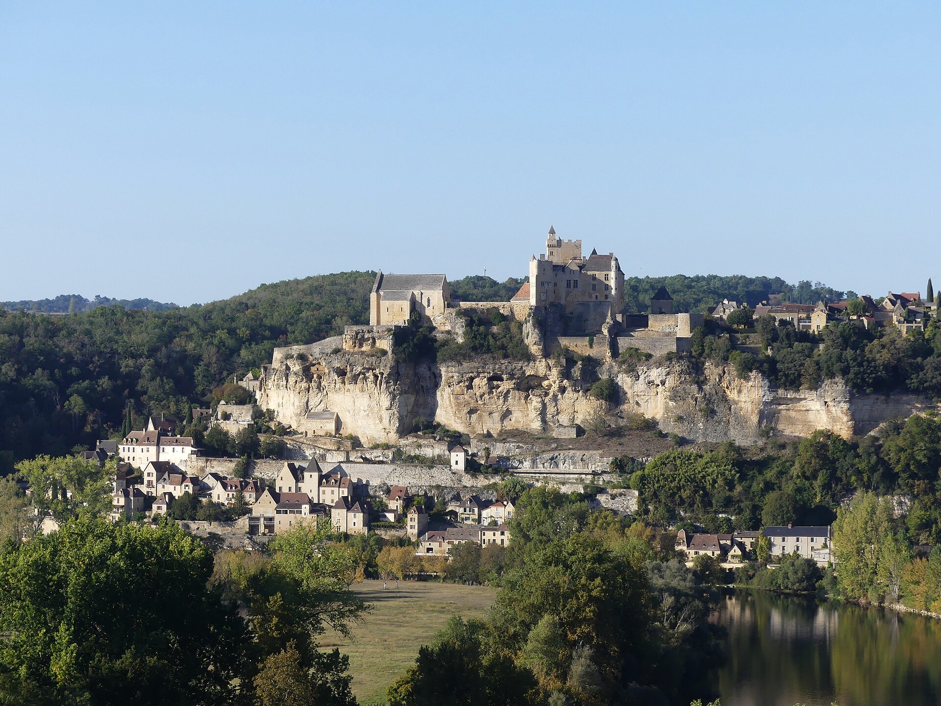 Le château de Beynac dominant le village de Beynac-et-Cazenac et la vallée de la Dordogne