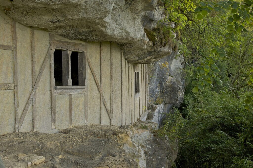 Habitation à colombages construite sous l'abri rocheux de la Roque Saint-Christophe