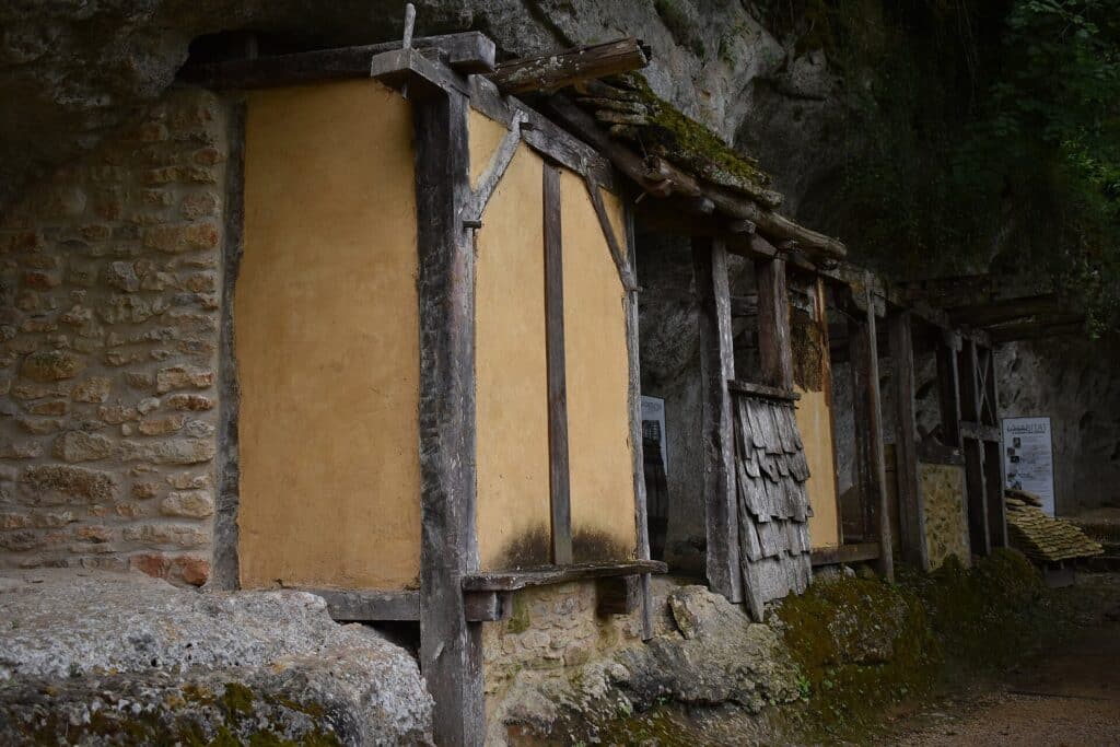 Reconstitution d'une habitation médiévale en bois sous l'abri rocheux de la Roque Saint-Christophe