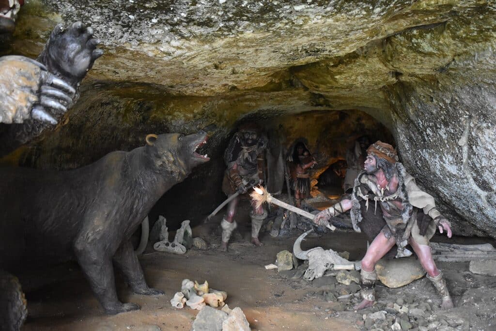 Reconstitution d'une scène préhistorique avec un ours des cavernes à la Roque Saint-Christophe