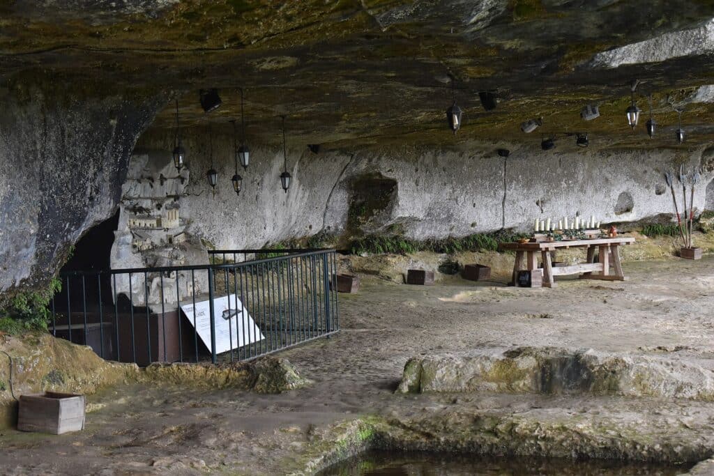 Grande terrasse abritée sous la falaise de la Roque Saint-Christophe