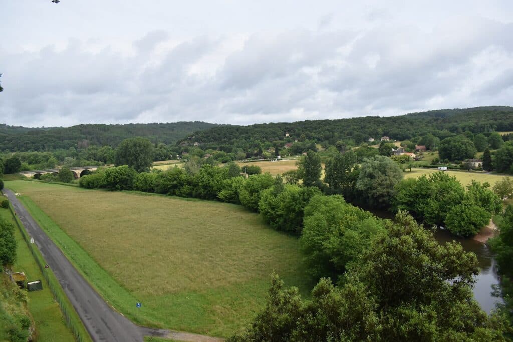 Vue sur la vallée de la Vézère depuis les terrasses de la Roque Saint-Christophe