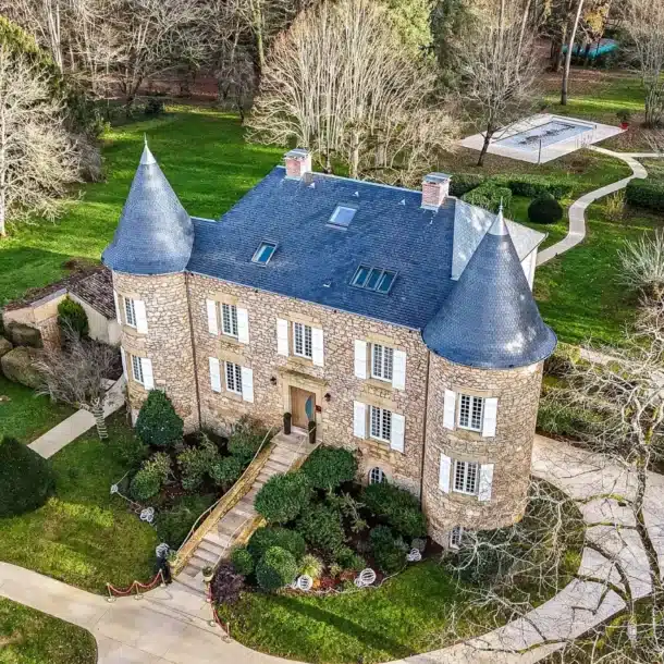 Château de Maraval seen from the air, a 4-star hotel in the Périgord Noir, ideal for visiting Lascaux 4