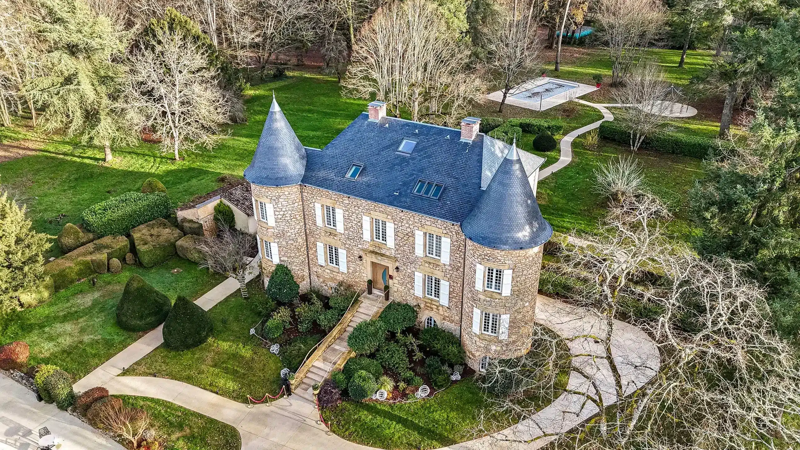 Château de Maraval seen from the air, a 4-star hotel in the Périgord Noir, ideal for visiting Lascaux 4